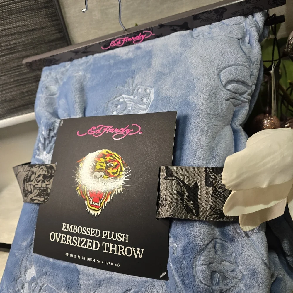 Ed Hardy Embossed plush oversized throw 60in x 70in new
